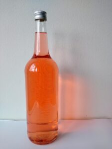 eine Flasche mit einer helroten Flüssigeit, Schreibanlass, Halloween Deko